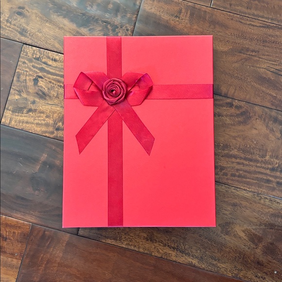 New in box, Chunky gold toned quadruple chain statement necklace. - Picture 7 of 9